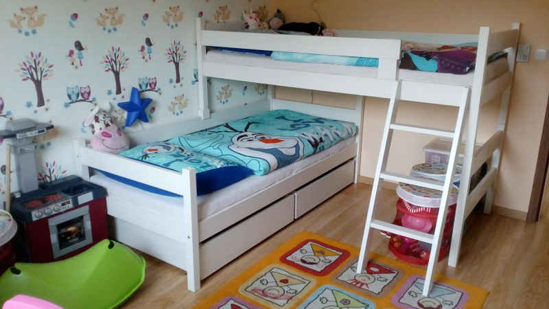 Bílá rohová palanda se schody od zákazníků